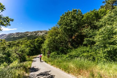 Bisiklet izleri, Croati 'deki KRK adasındaki Baska yakınlarındaki Jurandvor' da Tanrı 'nın Annesi Kilisesi' ne gidiyor.