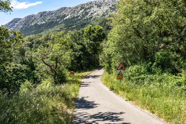 Bisiklet izleri, Croati 'deki KRK adasındaki Baska yakınlarındaki Jurandvor' da Tanrı 'nın Annesi Kilisesi' ne gidiyor.