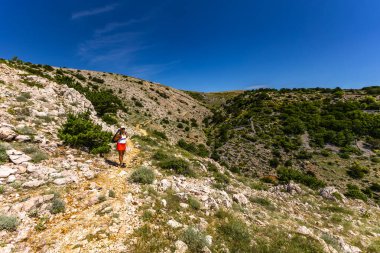 Yerli halk tarafından Baska 'dan Vela Luka plajına uzanan patikada inşa edilen taştan alçak duvarlar, koyun ve koç otlakları için diğer otlakların tepesine istiflenmiş taşlar
