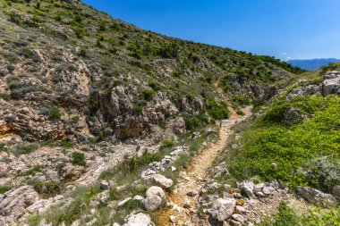 KRK adasındaki Baska 'dan Vela Luka plajına yürüyüş yolu, Vrzenica Pulu Vadisi' ni geçmek.