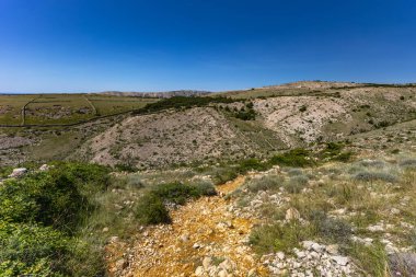 KRK adasındaki Baska 'dan Vela Luka plajına yürüyüş yolu, Vrzenica Pulu Vadisi' ni geçmek.