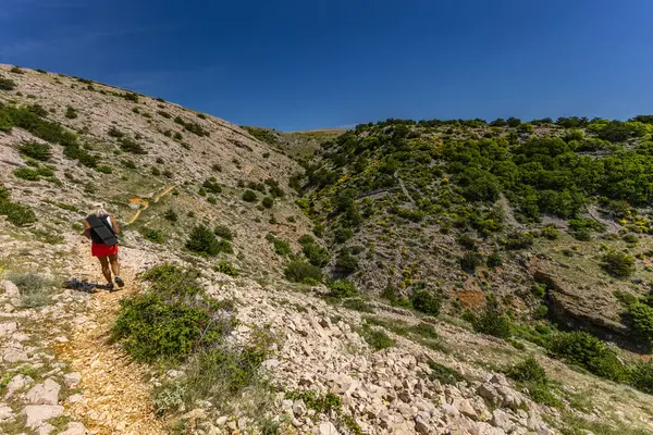 Yerli halk tarafından Baska 'dan Vela Luka plajına uzanan patikada inşa edilen taştan alçak duvarlar, koyun ve koç otlakları için diğer otlakların tepesine istiflenmiş taşlar