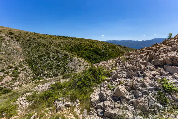 KRK adasındaki Baska 'dan Vela Luka plajına yürüyüş yolu, Vrzenica Pulu Vadisi' ni geçmek.