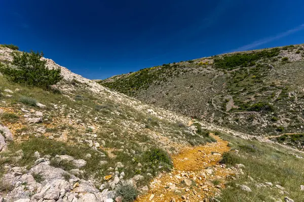 KRK adasındaki Baska 'dan Vela Luka plajına yürüyüş yolu, Vrzenica Pulu Vadisi' ni geçmek.