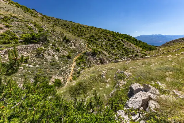 KRK adasındaki Baska 'dan Vela Luka plajına yürüyüş yolu, Vrzenica Pulu Vadisi' ni geçmek.