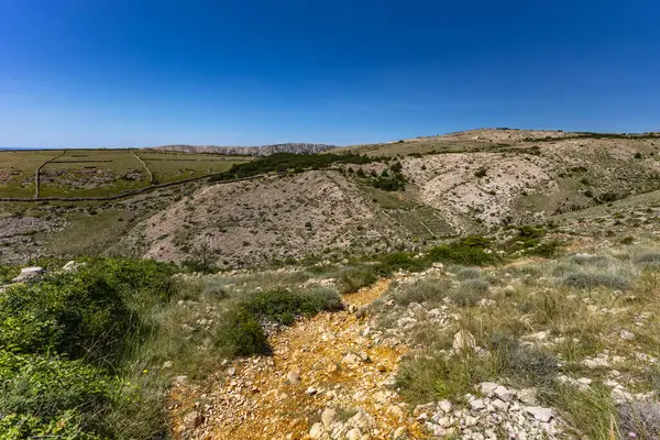 KRK adasındaki Baska 'dan Vela Luka plajına yürüyüş yolu, Vrzenica Pulu Vadisi' ni geçmek.