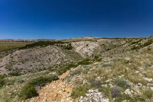 KRK adasındaki Baska 'dan Vela Luka plajına yürüyüş yolu, Vrzenica Pulu Vadisi' ni geçmek.