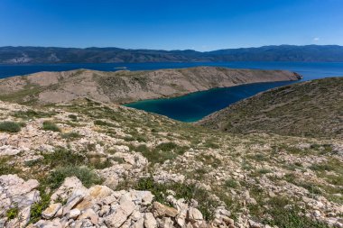 Koyun manzarası, Vela Luka plajı, dağın tepesinden plaj manzarası, resimli beac 'a giden kayalık patika.