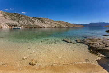 Koyun manzarası, Vela Luka plajı, dağın tepesinden plaj manzarası, resimli beac 'a giden kayalık patika.