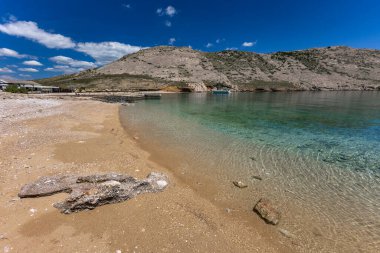 Koyun manzarası, Vela Luka plajı, dağın tepesinden plaj manzarası, resimli beac 'a giden kayalık patika.