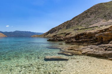 Koyun manzarası, Vela Luka plajı, dağın tepesinden plaj manzarası, resimli beac 'a giden kayalık patika.