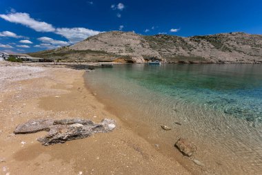 Koyun manzarası, Vela Luka plajı, dağın tepesinden plaj manzarası, resimli beac 'a giden kayalık patika.