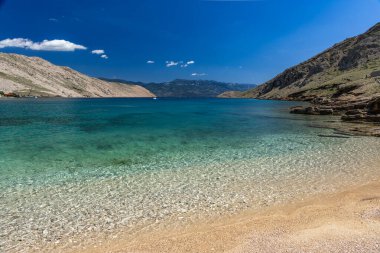 Koyun manzarası, Vela Luka plajı, dağın tepesinden plaj manzarası, resimli beac 'a giden kayalık patika.