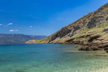 Koyun manzarası, Vela Luka plajı, dağın tepesinden plaj manzarası, resimli beac 'a giden kayalık patika.