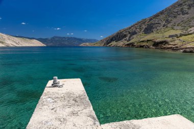 Koyun manzarası, Vela Luka plajı, dağın tepesinden plaj manzarası, resimli beac 'a giden kayalık patika.