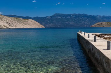 Koyun manzarası, Vela Luka plajı, dağın tepesinden plaj manzarası, resimli beac 'a giden kayalık patika.