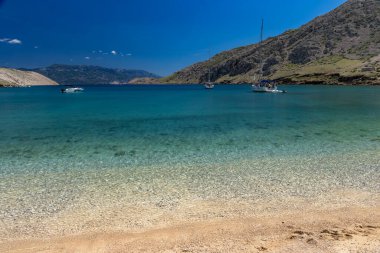 Koyun manzarası, Vela Luka plajı, dağın tepesinden plaj manzarası, resimli beac 'a giden kayalık patika.