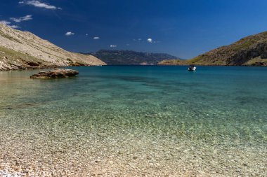 Koyun manzarası, Vela Luka plajı, dağın tepesinden plaj manzarası, resimli beac 'a giden kayalık patika.