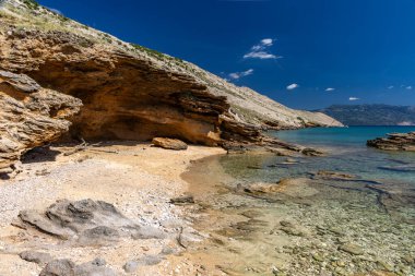 Koyun manzarası, Vela Luka plajı, dağın tepesinden plaj manzarası, resimli beac 'a giden kayalık patika.