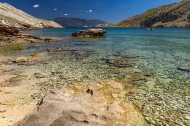 Koyun manzarası, Vela Luka plajı, dağın tepesinden plaj manzarası, resimli beac 'a giden kayalık patika.