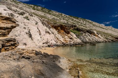 Koyun manzarası, Vela Luka plajı, dağın tepesinden plaj manzarası, resimli beac 'a giden kayalık patika.