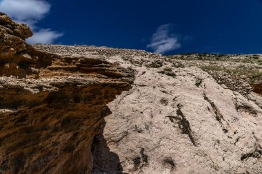 Koyun manzarası, Vela Luka plajı, dağın tepesinden plaj manzarası, resimli beac 'a giden kayalık patika.