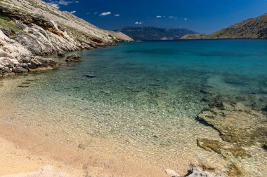 Koyun manzarası, Vela Luka plajı, dağın tepesinden plaj manzarası, resimli beac 'a giden kayalık patika.