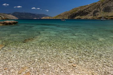 Koyun manzarası, Vela Luka plajı, dağın tepesinden plaj manzarası, resimli beac 'a giden kayalık patika.