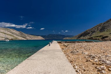 Koyun manzarası, Vela Luka plajı, dağın tepesinden plaj manzarası, resimli beac 'a giden kayalık patika.
