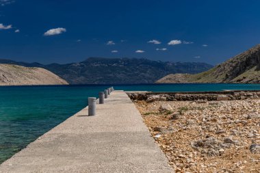 Koyun manzarası, Vela Luka plajı, dağın tepesinden plaj manzarası, resimli beac 'a giden kayalık patika.