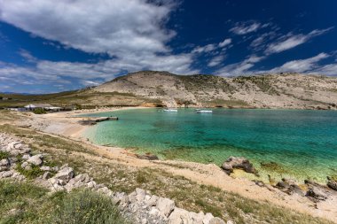 Koyun manzarası, Vela Luka plajı, dağın tepesinden plaj manzarası, resimli beac 'a giden kayalık patika.