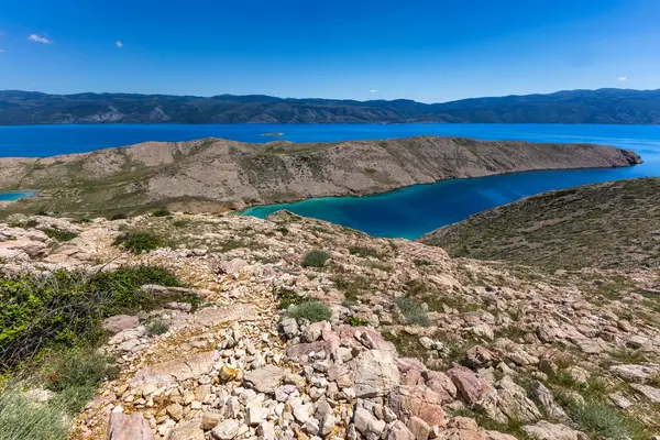 Koyun manzarası, Vela Luka plajı, dağın tepesinden plaj manzarası, resimli beac 'a giden kayalık patika.