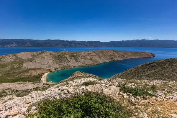 Koyun manzarası, Vela Luka plajı, dağın tepesinden plaj manzarası, resimli beac 'a giden kayalık patika.