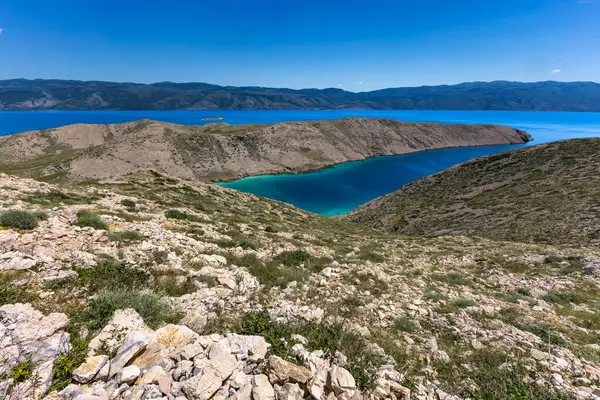 Koyun manzarası, Vela Luka plajı, dağın tepesinden plaj manzarası, resimli beac 'a giden kayalık patika.
