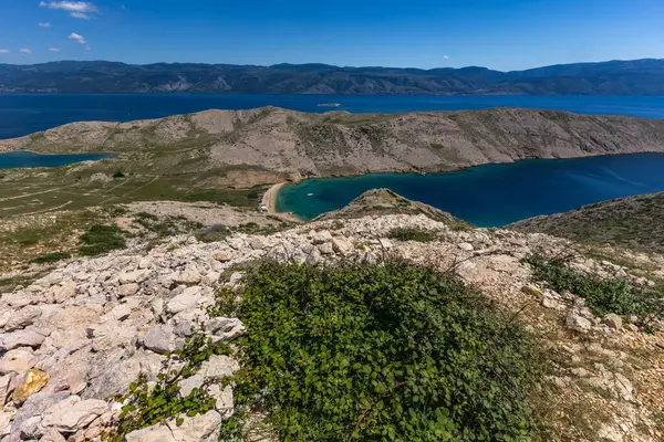 Koyun manzarası, Vela Luka plajı, dağın tepesinden plaj manzarası, resimli beac 'a giden kayalık patika.