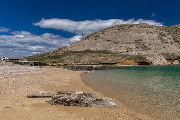 Koyun manzarası, Vela Luka plajı, dağın tepesinden plaj manzarası, resimli beac 'a giden kayalık patika.