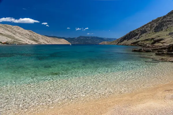 Koyun manzarası, Vela Luka plajı, dağın tepesinden plaj manzarası, resimli beac 'a giden kayalık patika.