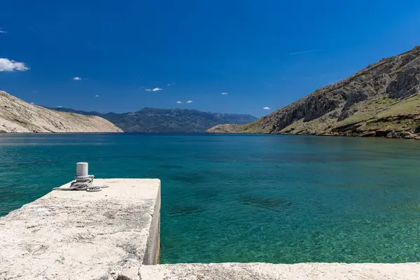 Koyun manzarası, Vela Luka plajı, dağın tepesinden plaj manzarası, resimli beac 'a giden kayalık patika.