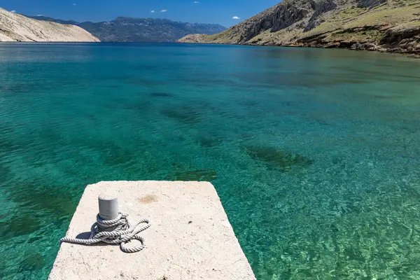 Koyun manzarası, Vela Luka plajı, dağın tepesinden plaj manzarası, resimli beac 'a giden kayalık patika.