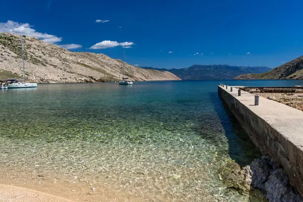Koyun manzarası, Vela Luka plajı, dağın tepesinden plaj manzarası, resimli beac 'a giden kayalık patika.