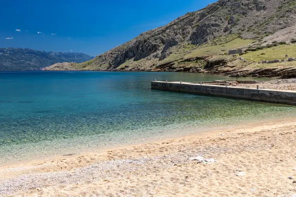 Koyun manzarası, Vela Luka plajı, dağın tepesinden plaj manzarası, resimli beac 'a giden kayalık patika.