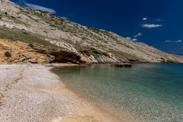 Koyun manzarası, Vela Luka plajı, dağın tepesinden plaj manzarası, resimli beac 'a giden kayalık patika.