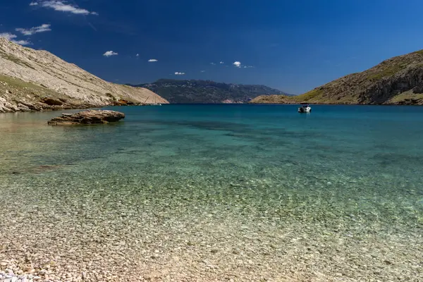 Koyun manzarası, Vela Luka plajı, dağın tepesinden plaj manzarası, resimli beac 'a giden kayalık patika.