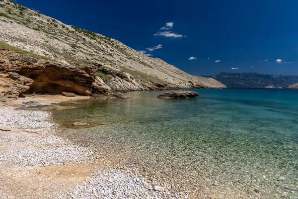 Koyun manzarası, Vela Luka plajı, dağın tepesinden plaj manzarası, resimli beac 'a giden kayalık patika.