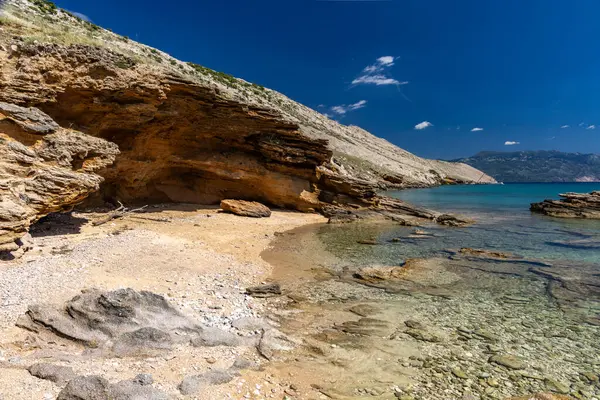 Koyun manzarası, Vela Luka plajı, dağın tepesinden plaj manzarası, resimli beac 'a giden kayalık patika.