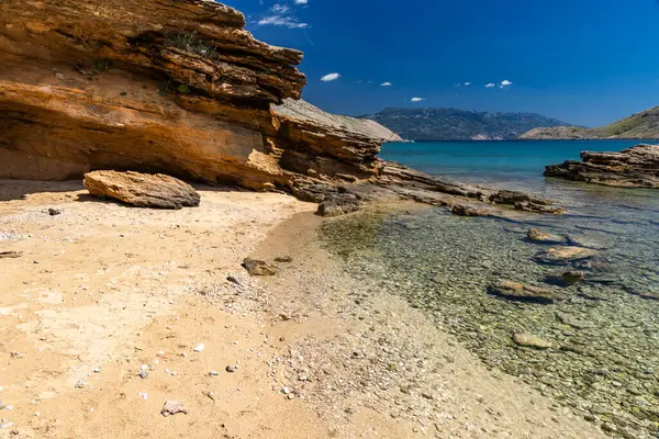 Koyun manzarası, Vela Luka plajı, dağın tepesinden plaj manzarası, resimli beac 'a giden kayalık patika.