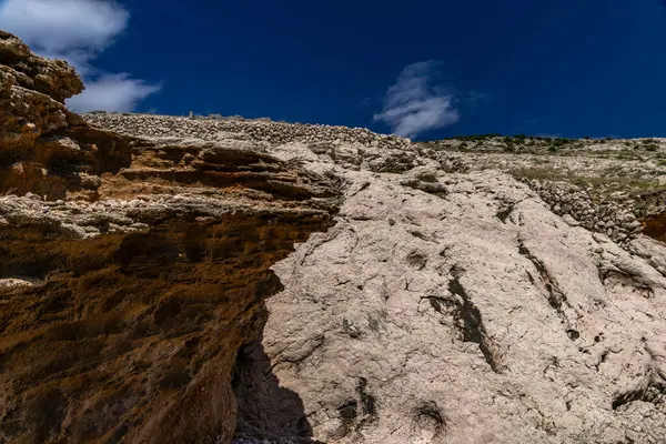 Koyun manzarası, Vela Luka plajı, dağın tepesinden plaj manzarası, resimli beac 'a giden kayalık patika.