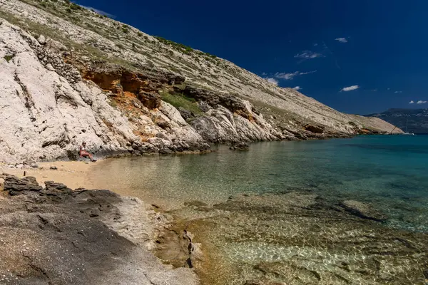 Koyun manzarası, Vela Luka plajı, dağın tepesinden plaj manzarası, resimli beac 'a giden kayalık patika.