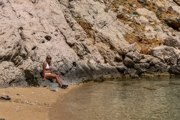 Koyun manzarası, Vela Luka plajı, dağın tepesinden plaj manzarası, resimli beac 'a giden kayalık patika.