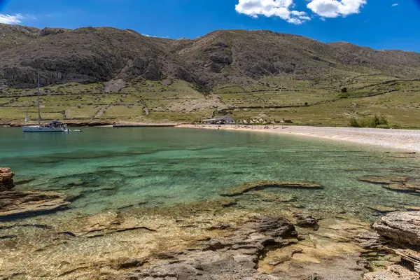 Koyun manzarası, Vela Luka plajı, dağın tepesinden plaj manzarası, resimli beac 'a giden kayalık patika.